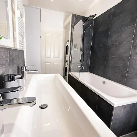 Luxus-apartment Mit 2 Schlafzimmern, Wohnzimmer, Vollausgestatteter Kuche Und Luxuriosem Bad Apartman
